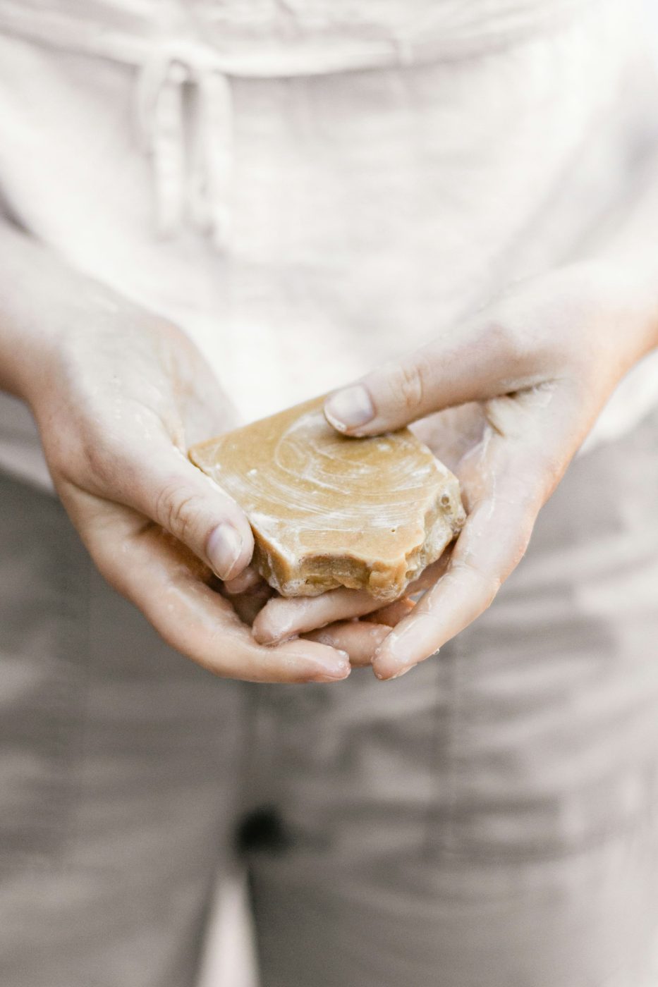 Mains tenant un savon artisanal